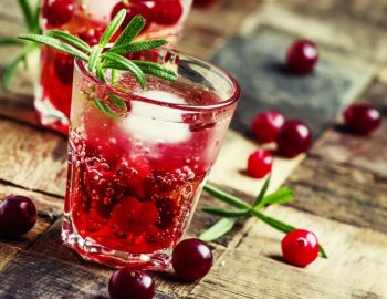 משקה תוסס עם דובדבנים